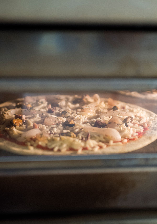 Pizza cocinándose en el horno