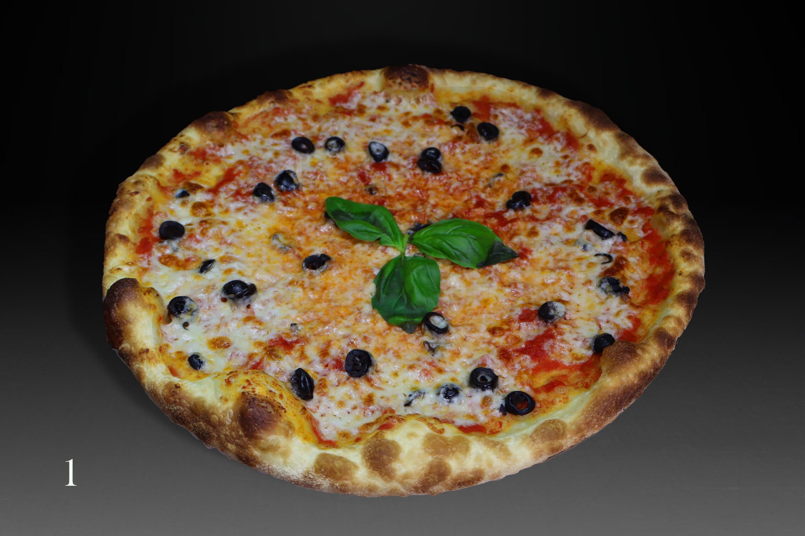 Pizza Margarita, Tomate, mozzarella, aceitunas y albahaca fresca o molida
