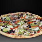 Pizza VEGETARIANA, Tomate, mozzarella, cebolla, pimientos, champis, calabacín, berenjena, tomate cherry y aceitunas