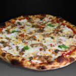 Pizza Piazzetta, Tomate, mozzarella, cebolla, atun, nata fresca, alcaparras