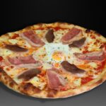 Pizza IRIMO, Tomate, mozzarella, bacon, manzanas, magret de pato, huevo