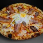 Pizza ARAGONESA, Tomate, mozzarella, panceta, patatas, salchichas frescas, huevo