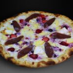 Pizza Tourmalet, Nata fresca, frutos del bosque, mozzarella, queso de cabra, manzana, magret de pato.