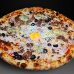 Pizza Boloñesa, Tomate, mozzarella, cebolla, carne picada, roquefort, huevo, aceitunas