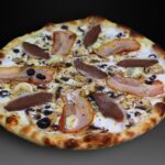 Pizza Landas, Nata fresca, mozzarella, panceta, roquefort, magret de pato, champis, nueces, aceitunas