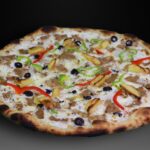 Pizza Kebab, Nata fresca, mozzarella, pimientos, cebolla, kebab, patatas, salsa yogurt griego, aceitunas, comino