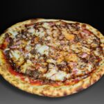 Pizza Barbacoa, Tomate, mozzarella, carne picada, tiras de bacon, pollo, salsa barbacoa
