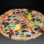 Pizza Burgalesa, Tomate, mozzarella, morcilla de Burgos, cebolla, pimiento rojo, huevo codorniz