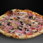 Pizza Reina, tomate, mozzarella, jamón york, champis y aceitunas