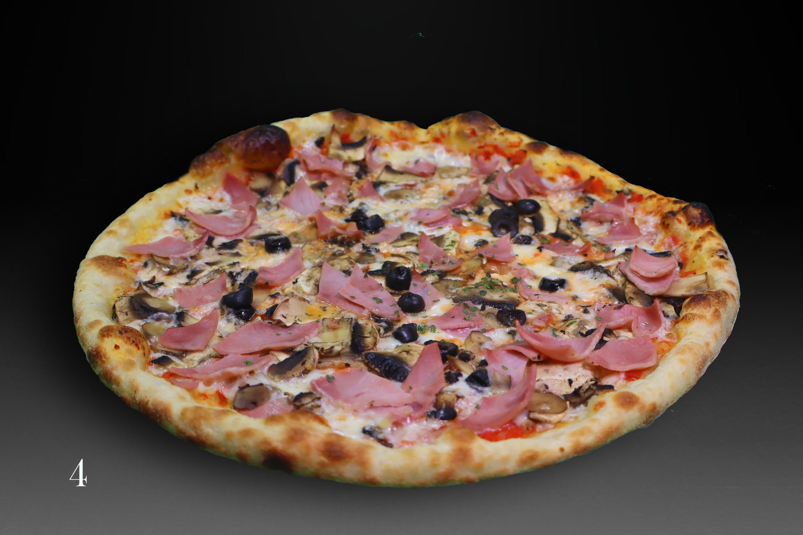 Pizza Reina, tomate, mozzarella, jamón york, champis y aceitunas