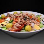 Ensalada mixta con lechuga, tomate, cebolla, atún, aceitunas y huevo cocido