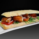 bocadillo de pechuga de pollo con bechamel
