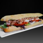 bocadillo vegetal con atún, tomate, cebolla y rúcula