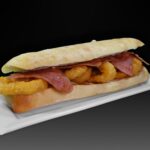 bocadillo de calamares rebozados con bacon