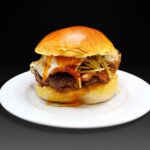 Hamburguesa Euskalduna, 200 grs. de carne, queso Idiazabal, panceta ibérica crunch, huevo, salsa dulce picante y patatas paja