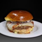 Hamburguesa Francesa, Carne madurada queso ahumado, salsa de foie, tierra de jamón ibérico y reducción de trufas