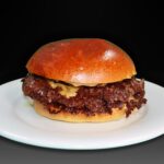 Hamburguesa Smash, 2 x 100gr, bacon crujiente, doble de chedar naranja y salsa de bacon ahumado