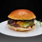 Hamburguesa Americana, Doble bacon, doble queso cheedar, tomate, cebolla, salsa burguer, lechuga en brotes, pepinillo laminado y salsa barbacoa