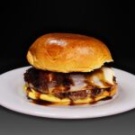 Haamburguesa Donostiarra, Carne madurada con sal maldon, foie fresco frances de las Landas, queso ahumado Idiazabal, manzana Eusko Label a baja coción con vino tinto y salsa bourdon