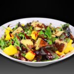Ensalada con jamón, mango y salsa de frambuesa