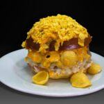 Hamburguesa Orgásmica, 200 grs. de carne, bacon crujiente, salsa especial + salsa cheddar + salsa bacon + gublins