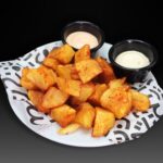 patatas de la abuela con dos salsas, bravas o alioli
