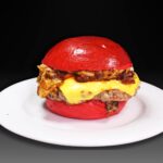 Hamburguesa Scarlata, Carne de vaca madurada 200 gr, pan brioche rojo, queso del país a la plancha, salsa secreta de la casa, queso cheddar americano y 50 gr de pulled pork a baja temperatura